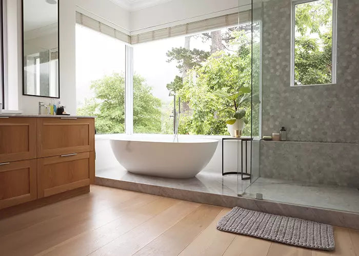 Helles, modernes Badezimmer mit freistehender Badewanne, Naturlicht und hochwertigen Materialien als Inspiration für individuelle Badgestaltung durch die Schmidt-Bad-Heizung GmbH