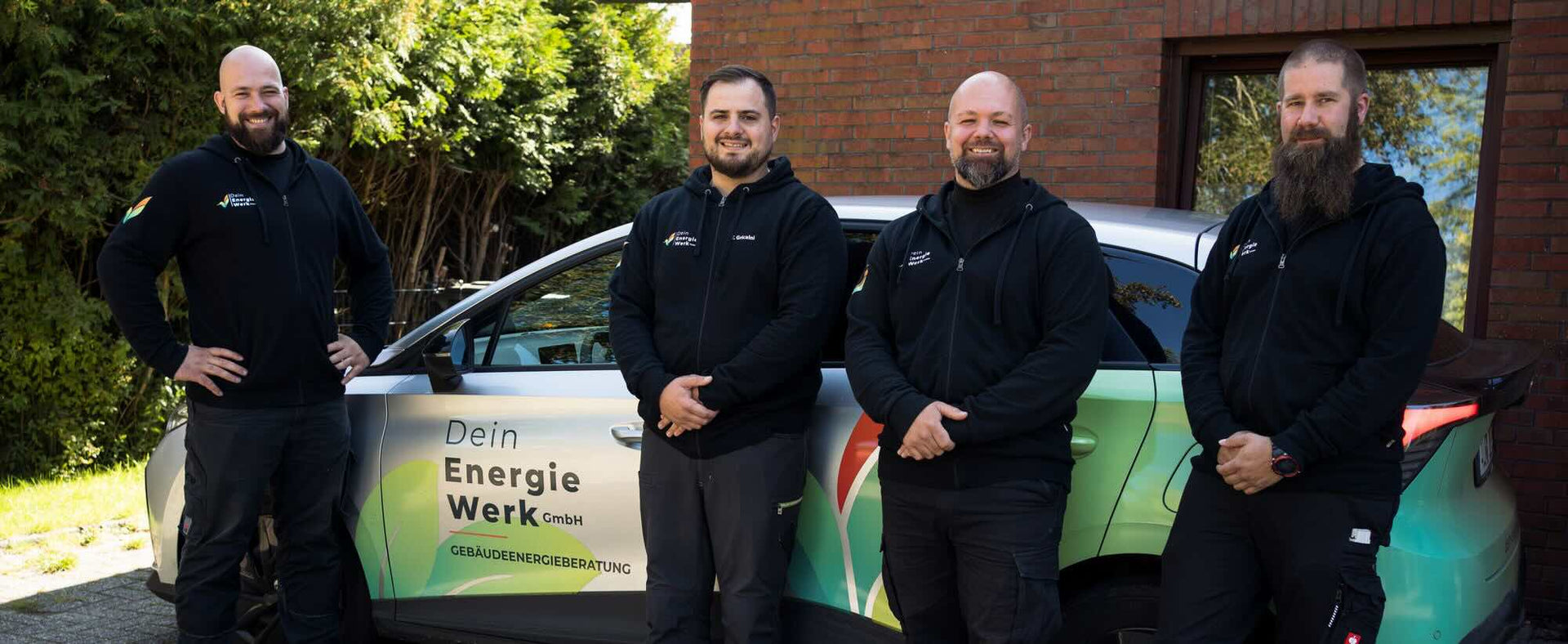Team von Dein Energiewerk vor Firmenfahrzeug als Darstellung persönlicher Energieberatung, Nachhaltigkeit und partnerschaftlicher Zusammenarbeit