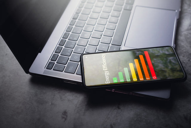 Laptop und Smartphone mit Energieverbrauchsdiagramm als Symbol für die Energieberatung der dein Energiewerk GmbH, bei der das energetische Potenzial von Wohngebäuden analysiert und zu Sanierungsmaßnahmen sowie Fördermöglichkeiten für Energieberatung und Baumaßnahmen beraten wird
