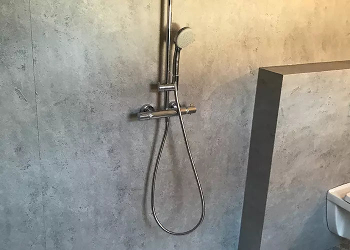 Fugenloses Badezimmer mit großflächiger Wandoberfläche und moderner Dusche als Beispiel für zeitgemäße Badgestaltung durch die Schmidt-Bad-Heizung GmbH