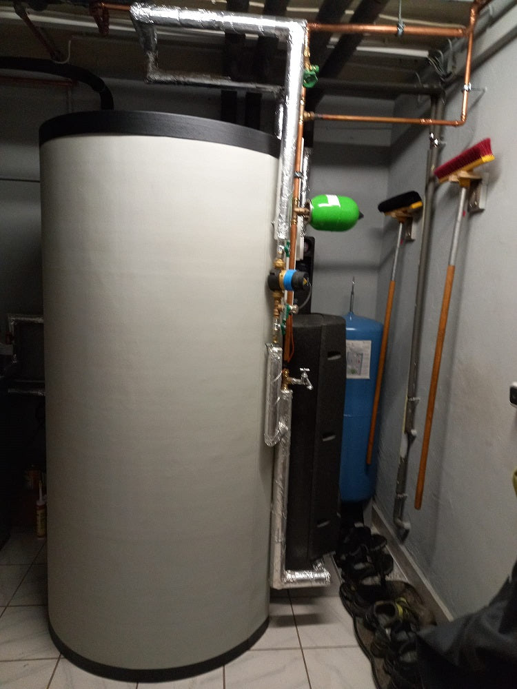 Installierte Heizungsanlage in einem Technikraum mit Speicher, Rohrleitungen und Komponenten für energieeffiziente und nachhaltige Haustechnik