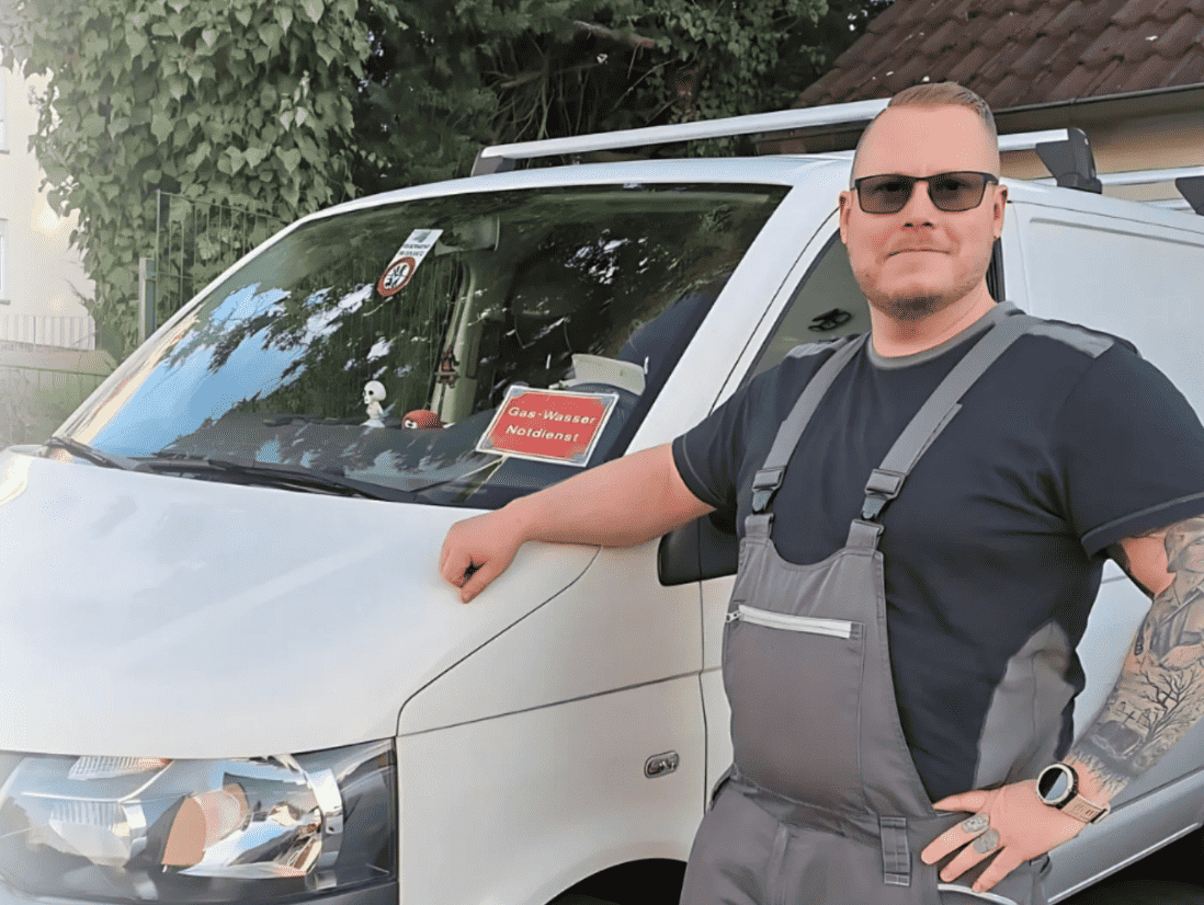 Mitarbeiter von Götz Haustechnik vor Servicefahrzeug als Symbol für fachkundige Beratung und nachhaltige Haustechniklösungen