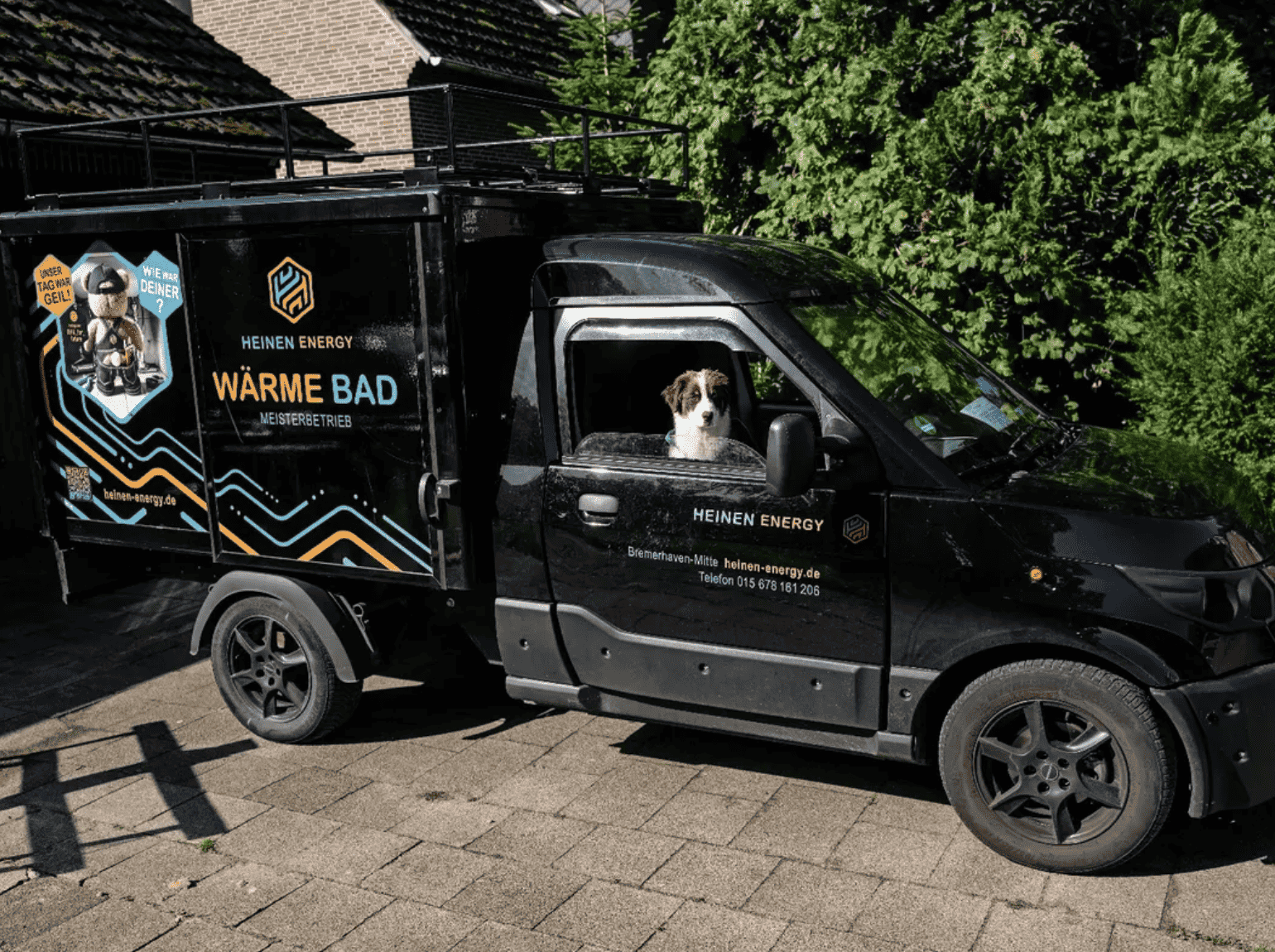 Servicefahrzeug von Heinen-Energy mit Markenbeschriftung als Symbol für nachhaltige Haustechnik, Energieeffizienz und klimafreundliche Lösunge