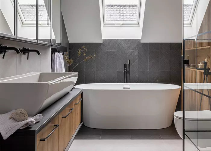 Modernes Wohlfühlbad mit freistehender Badewanne, hochwertigem Waschtisch und klarer Gestaltung als Beispiel individueller Badmodernisierung durch die Schmidt-Bad-Heizung GmbH