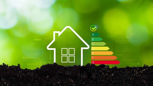 Darstellung eines Wohngebäudes mit Energieeffizienzskala als Symbol für individuelle Sanierungsfahrpläne (iSFP), die von der dein Energiewerk GmbH im Rahmen der Energieberatung zur Ermittlung und Verbesserung der Energieeffizienz von Gebäuden erstellt werden