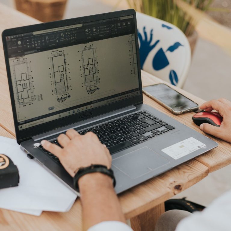 Digitale Energieberatung mit Laptop und 3D-Gebäudemodell zur Erstellung individueller Sanierungsfahrpläne durch die Energieberatung BeneFit