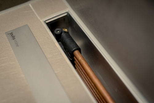 Detailansicht einer Joulia Inline-Duschrinne mit integriertem Kupfer-Wärmetauscher zur Wärmerückgewinnung beim Duschen