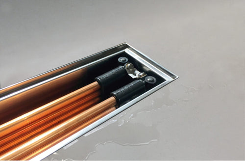 Detailansicht des integrierten Wärmetauschers einer Joulia-Duschrinne mit Kupferrohren zur Wärmerückgewinnung beim Dusche