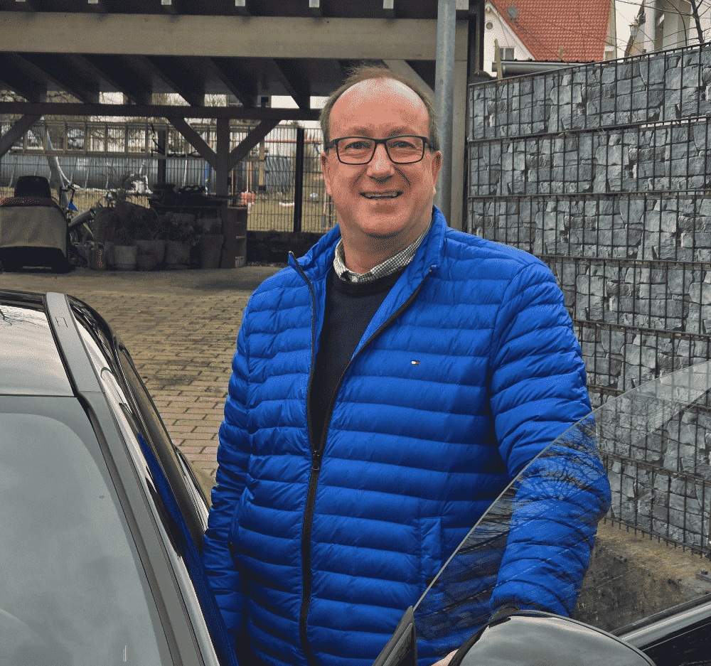 Porträt von Norbert Koch, Inhaber von Koch-Bautechnik, vor seinem Betriebsgelände. Er steht für Energieberatung, energieeffizientes Bauen und nachhaltige Sanierung mit langjähriger Erfahrung.