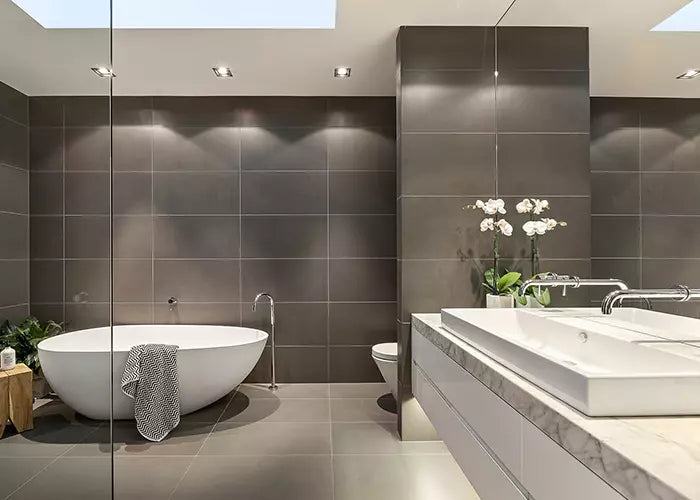 Modernes Badezimmer mit freistehender Badewanne, eleganter Waschtischanlage und hochwertiger Sanitärtechnik als Beispiel für Badmodernisierung durch die Schmidt-Bad-Heizung GmbH