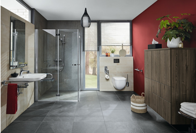 Modernes, barrierearmes Badezimmer mit bodengleicher Dusche, Glasabtrennung und hochwertiger Sanitärtechnik als Beispiel für professionelle Badmodernisierung