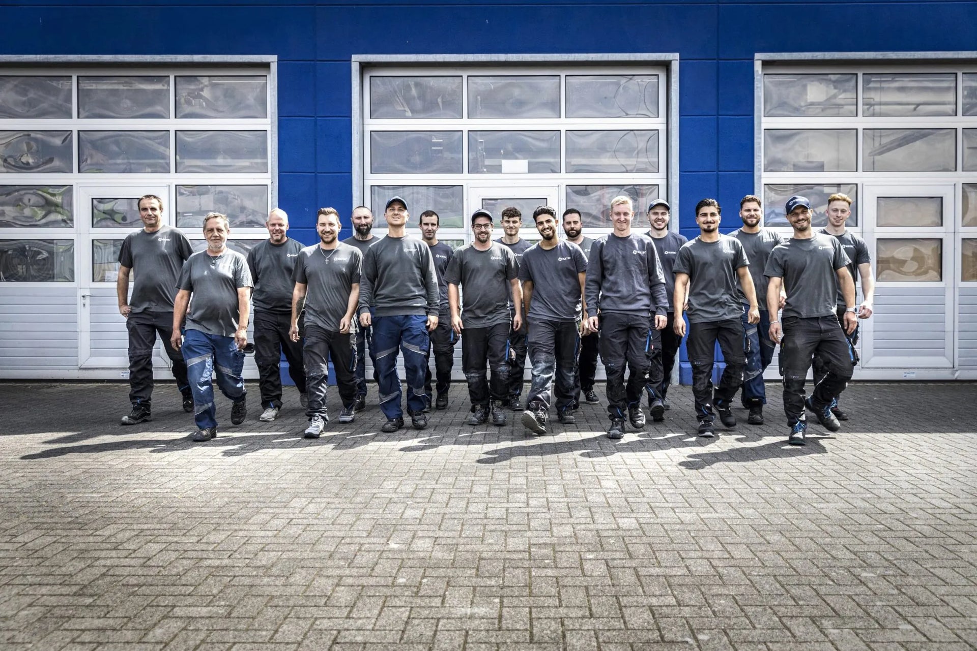 Team von IGETEC Energie- und Umwelttechnik vor dem Firmengebäude als Symbol für Energieeffizienz, nachhaltige Gebäudetechnik und Verantwortung