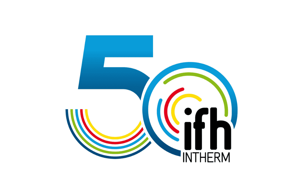 Messestand auf der IFH Nürnberg mit Duschsystemen zur Wärmerückgewinnung von Unocconi, Fachbesucher informieren sich über energieeffiziente Sanitärlösungen