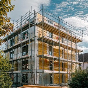 Sanierung eines Wohngebäudes mit Gerüst als Beispiel für die Energieberatung von Wohngebäuden, bei der die e0 Energiekonzepte GmbH eine Komplettsanierung von der Planung über die Koordination der Gewerke bis zum Abschluss des Bauvorhabens begleitet