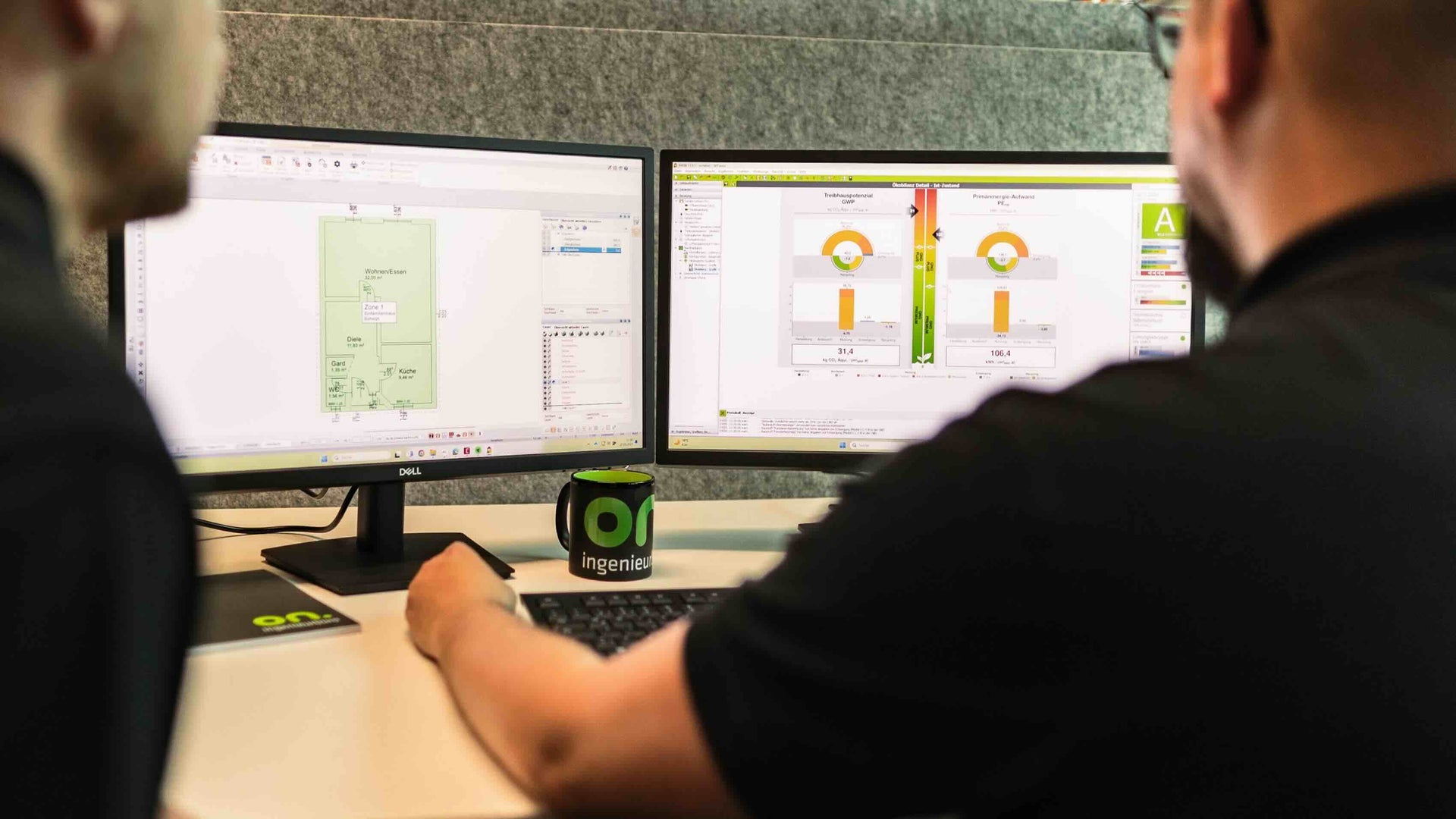 Arbeitsplatz des on. ingenieurbüros mit Energieberatungssoftware auf zwei Monitoren zur Analyse von Fördermöglichkeiten und Energieeffizienz bei der Finanzierung von Sanierungsmaßnahmen.